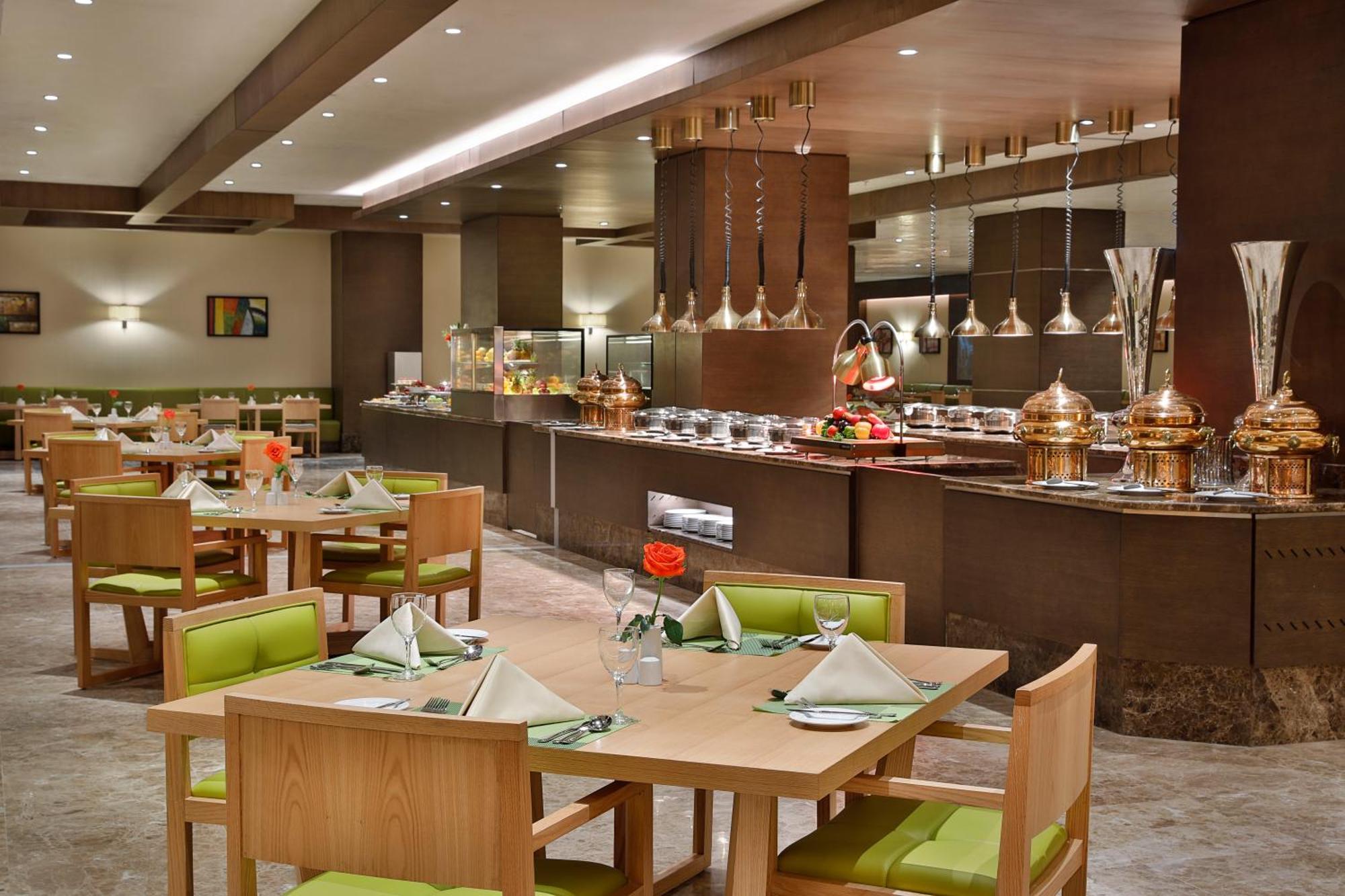 Four Points By Sheraton Makkah Al Naseem Mecca Exterior foto A restaurant in Riyadh, Saudi Arabia.